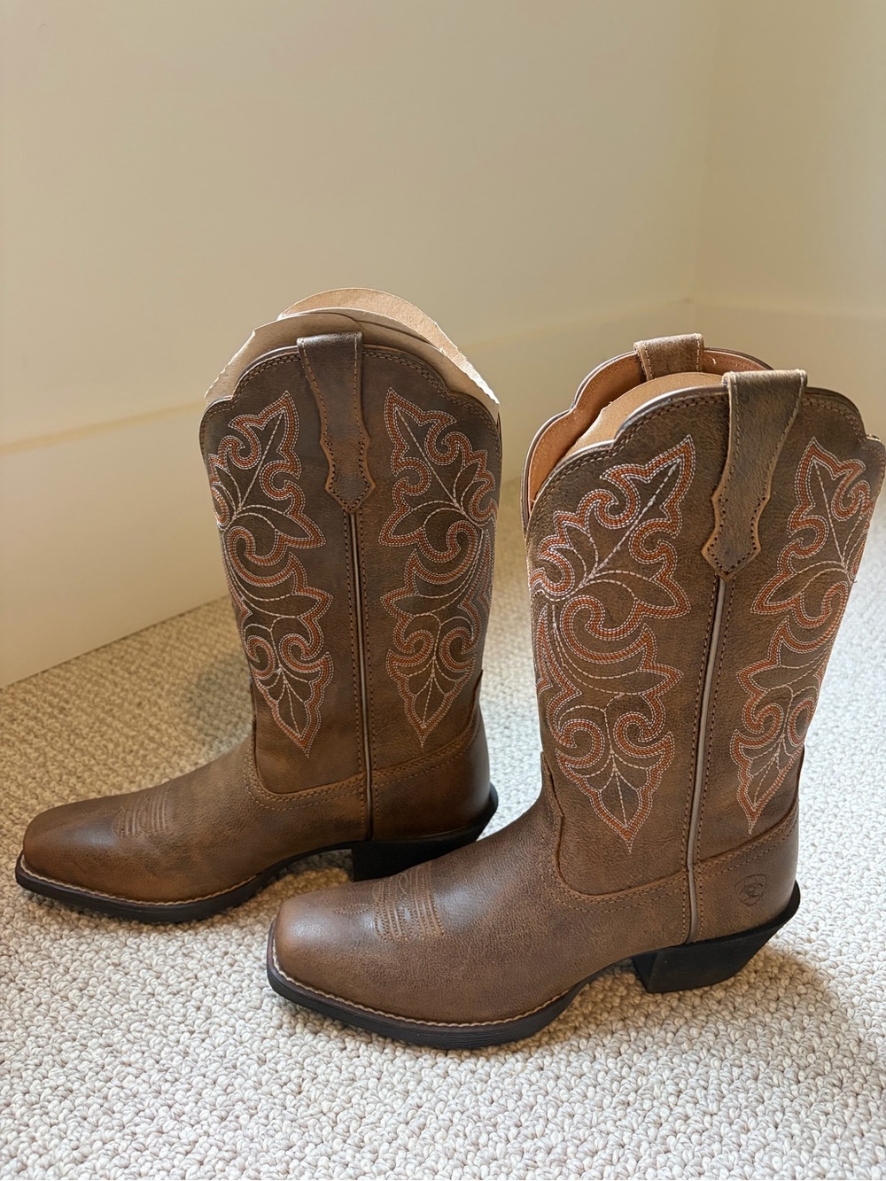 Ariat Round Up Square Toe Western Boot: worn once - Picture 4 of 10